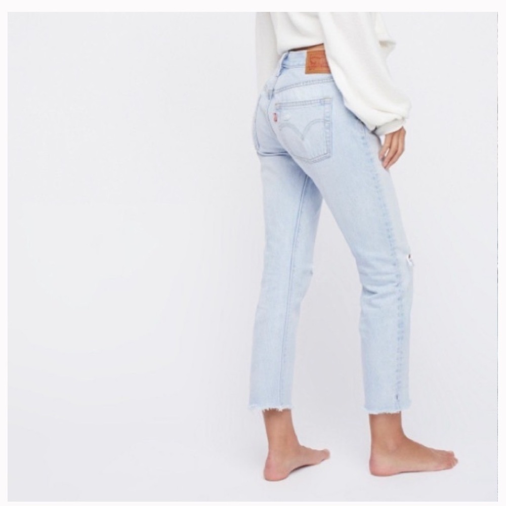 Levi 501 Distressed Cropped Tapered  jean in Bowie Wash - Picture 2 of 9